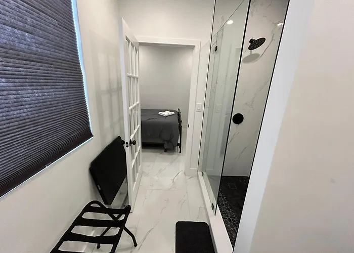 Gorgeous Private Room, Near The Airport - Free Parking - 01